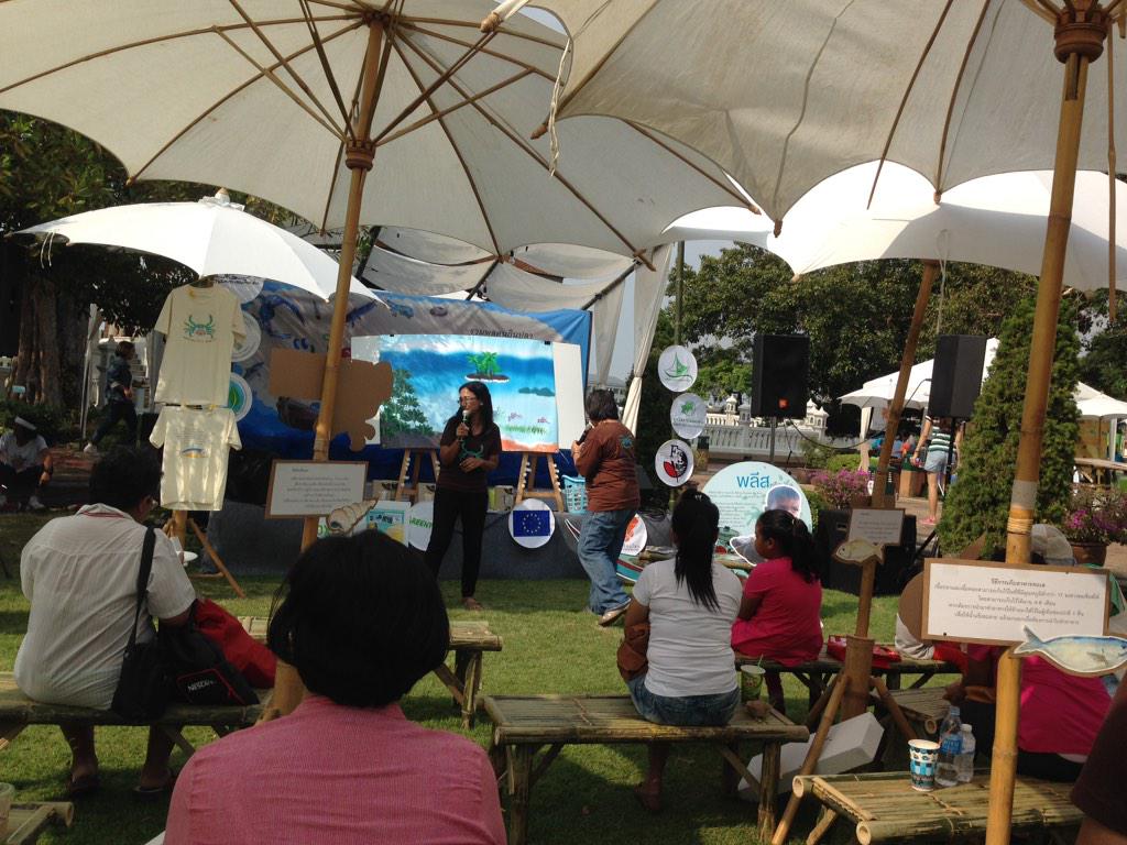 greenpeaceth's tweet photo. เกม "เลือกกินอาหารทะเลอย่างรับผิดชอบ" ณ #เทศกาลรวมพลคนกินปลา พบกันได้ที่สวนสันติชัยปราการ ➡️ http://t.co/or7Oq86ALr http://t.co/OjSkfyxVLK