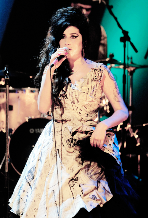 #BunlarıBiliyorMusunuz
Amy kendi yanağında sigara söndürmüştür.