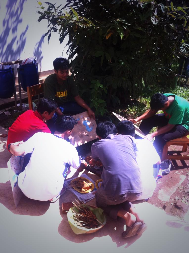 Yang cowo lagi ngebakar sate nih hoho, maaf cumakeliatanbelakangnya doang._.v