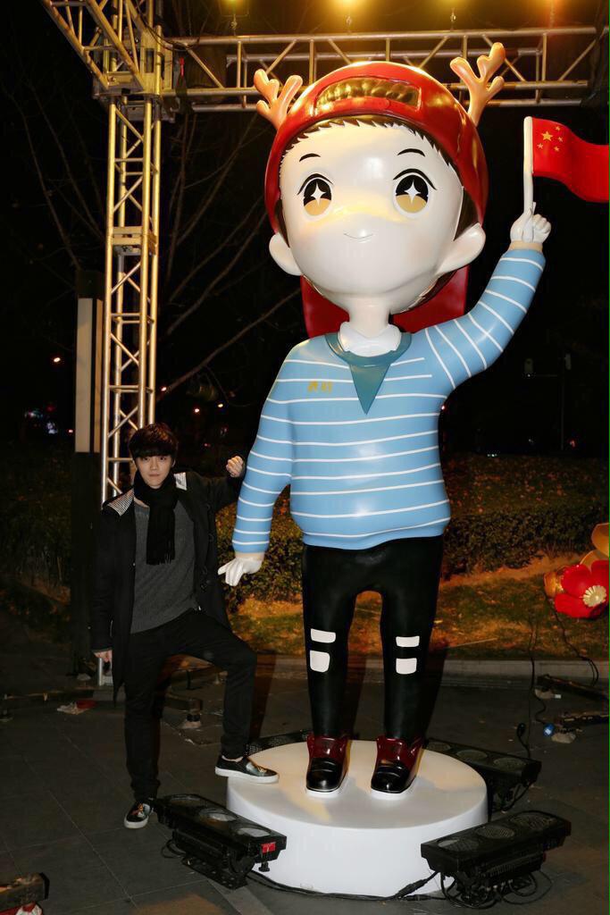 Letoutthewolf's tweet photo. luhan posing with his figurine omg so cuteeee ㅠㅠ http://t.co/HkdBkaRXzX