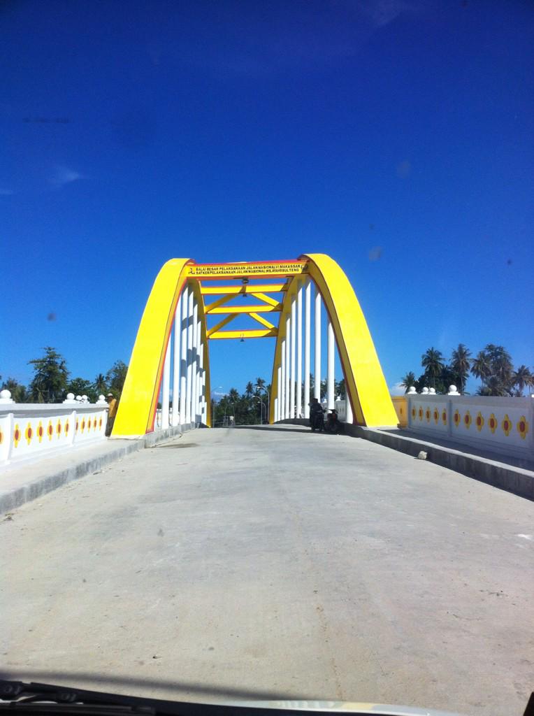 parigitoday's tweet photo. Baru sempat foto, ternyata ini jembatan keren leh hihihii.. http://t.co/c7yEOXENWF
