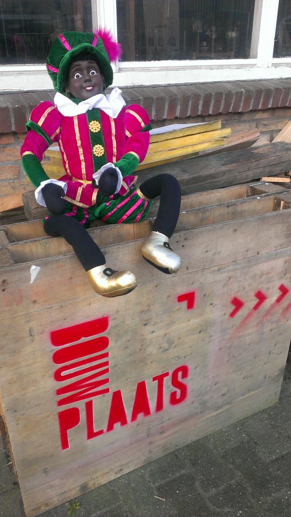 De deuren #duveltjesmarkt in #tilburg gaan bijna open en...hij is er ook! #zwartepiet.Kom met/voor kinderen!