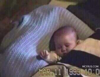 LeandroaAzmat's tweet photo. ITS MILEY CYRUS BIRTHDAY SMILERS! SHE IS 22 NOW! RT TO WISH THIS CUTIE #HAPPYBIRTHDAYMILEY #MTVSTARS MILEY CYRUS http://t.co/5UXr05XVeR