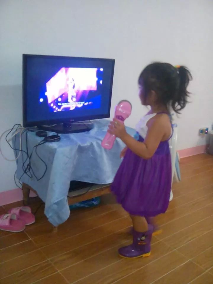 Carrel_Concon22's tweet photo. My little sister watching her fav. movie.... http://t.co/O1jMO4vSGl