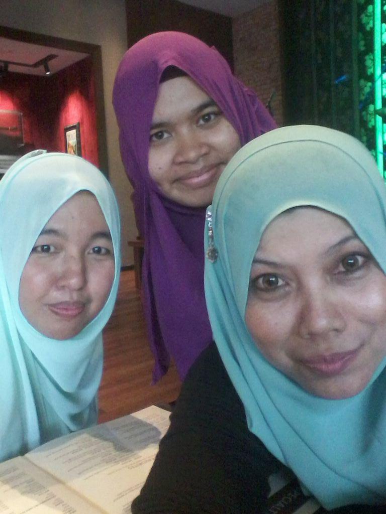 nazelinarahim's tweet photo. We are here at Hard Rock Cafe Melaka... #exclusiveshowcase #AIM21 with @AreeZiemah @aini_ali94 http://t.co/VDH1jxagDk