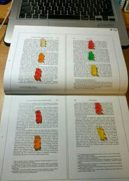 MejoresTwits's tweet photo. LA ÚNICA MANERA DE ESTUDIAR. http://t.co/18Y47gmUNe