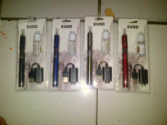 gadict_'s tweet photo. @dwi3hell1 jual rokok elektrik (vape) evod 1100mah 100rb whatsapp 089602714214(no sms) PIN:29D550CF line:vinarmv http://t.co/usubbdgt4k