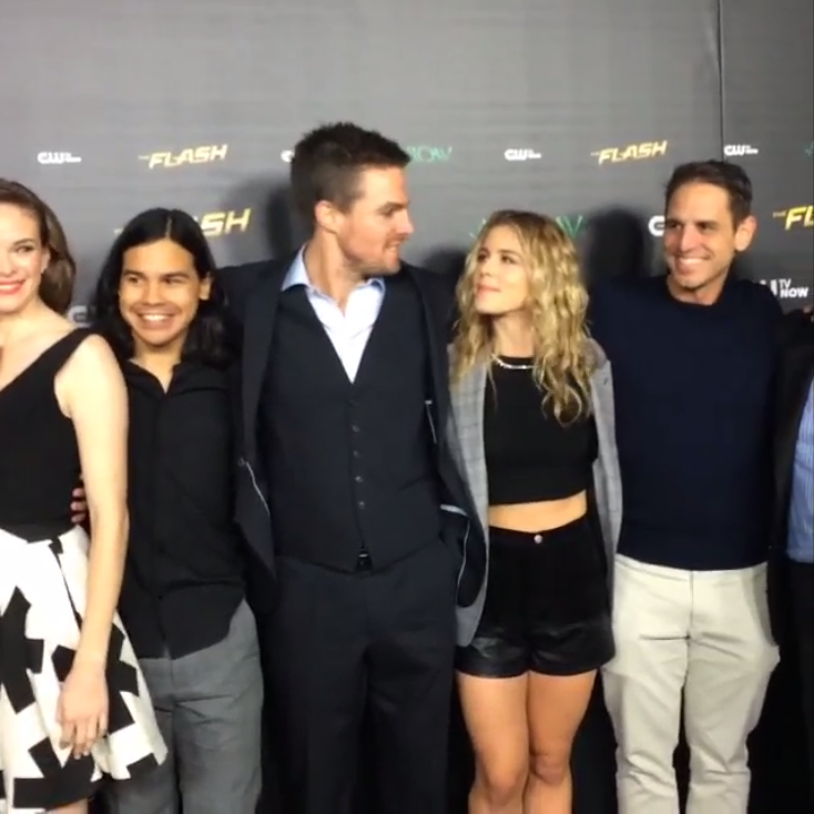 flashspeeedster's tweet photo. Questi sguardi mi distruggono... πππ
#FlarrowScreening #Stemily http://t.co/kNZkgwW0zp