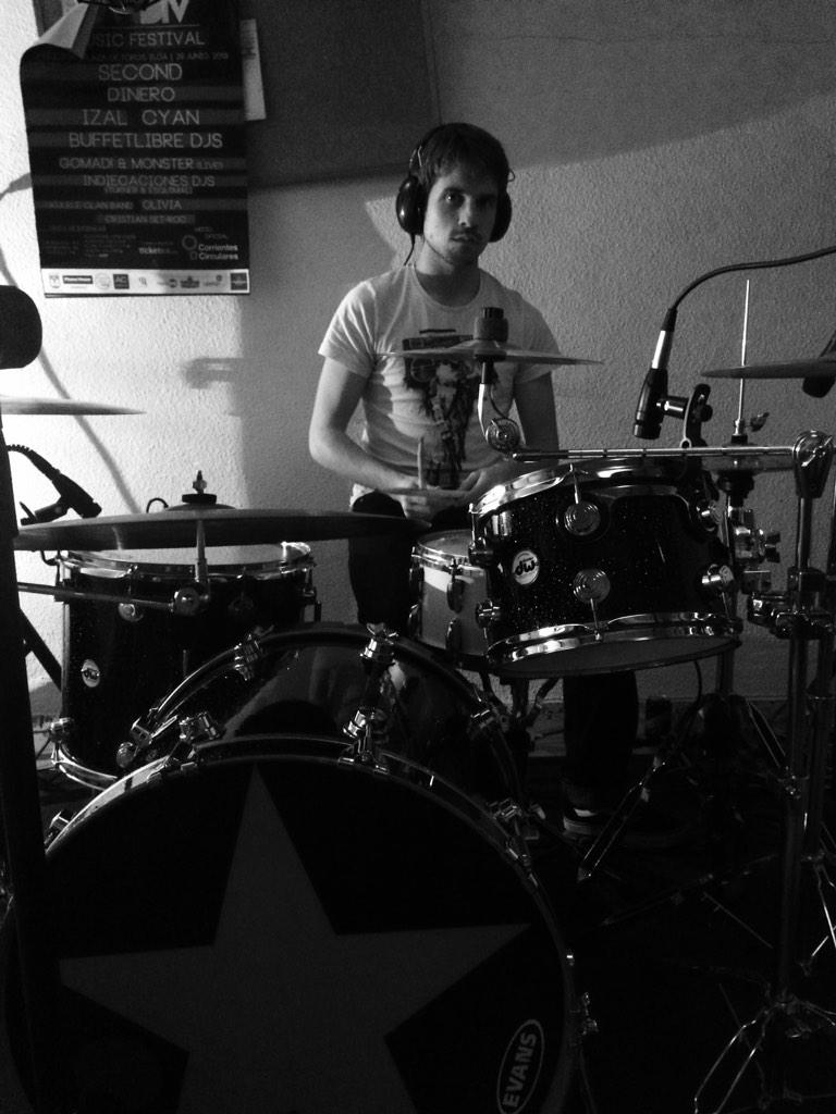 oliviarockband's tweet photo. #wekeeprecording hoy le toca a @roscon91 http://t.co/VCN8bLGplj