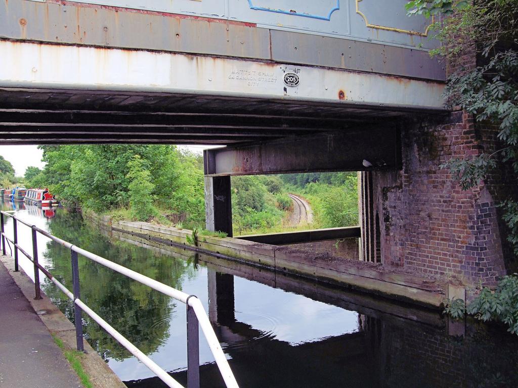 This picture better shows the form of Hanwell's Three Bridges with a road bridge above the GUC above the railway.