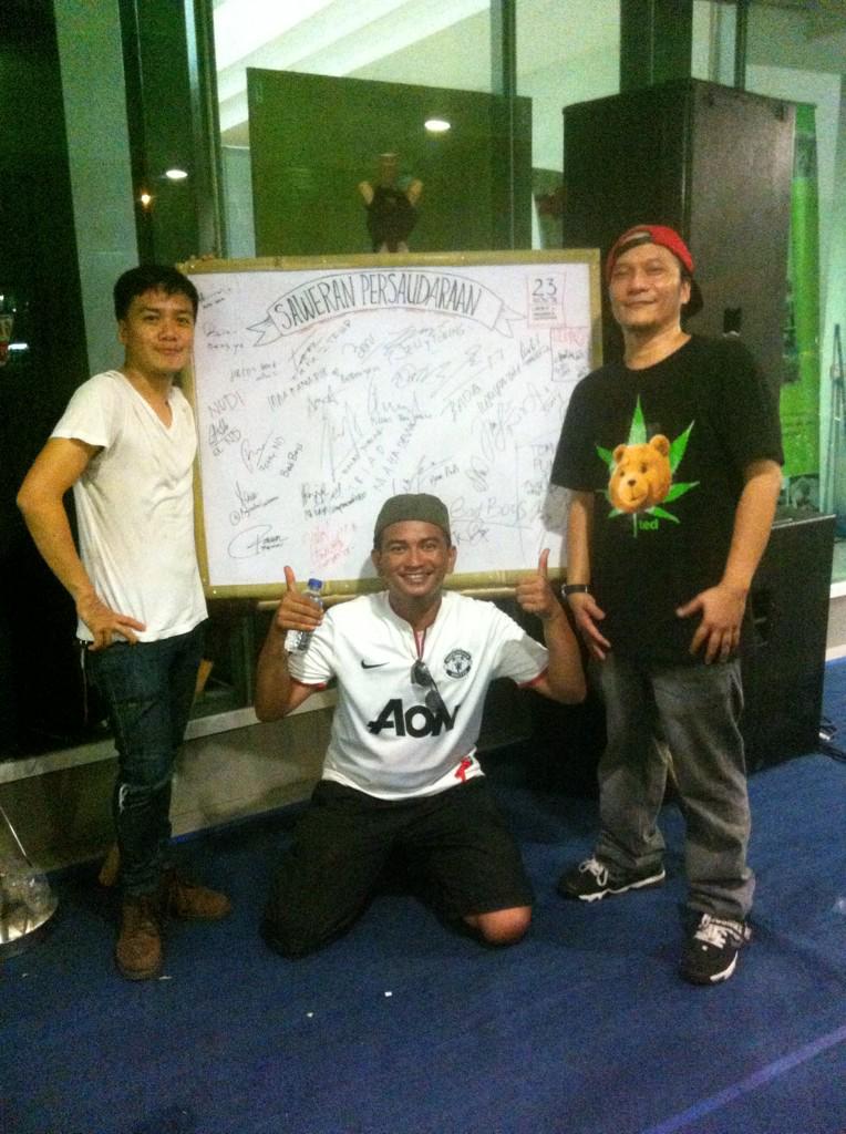 nastary's tweet photo. Performer terakhir @Iwa_Kusuma bersama @AgusalimLuckman ketua panitia @saweransPRSDN 2014 Untuk Bearland Matraman http://t.co/h2GXSM27X3