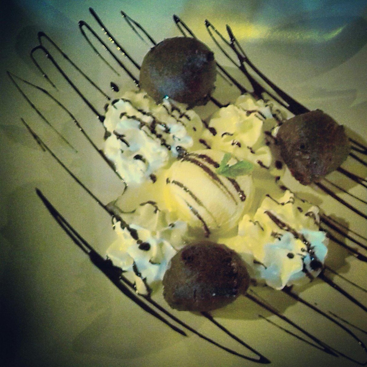 Juampe_1907's tweet photo. Buñuelos de chocolate con helado de vainilla, en @crocusgastrobar. #sevillahoy @MejoresPostres @AndaluciaTapa http://t.co/lFSVTVdHS8