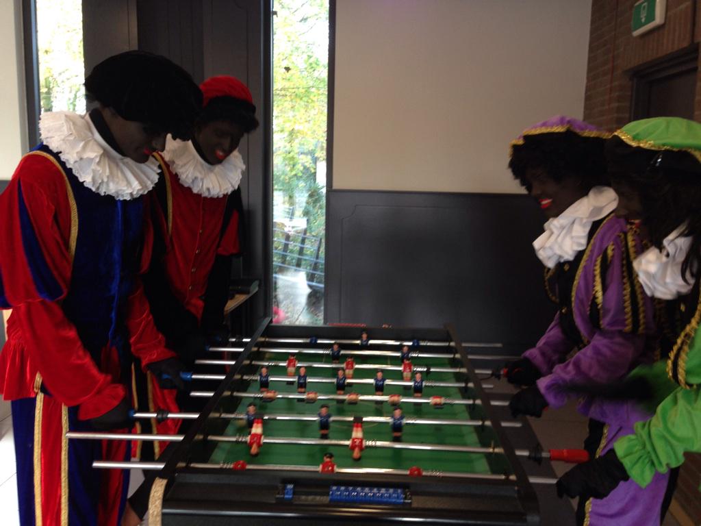 Zwarte Pieten warmen zich op voor ons Sinterklaasfeest.
