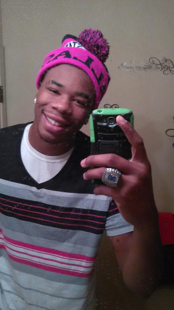 24Cashn's tweet photo. Jst chilln wit da State Champ ring on http://t.co/I67k748BXT