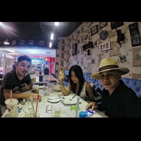 theNadiaVega's tweet photo. Catching up w/ @duniamanji dulu sebelum lanjut ke Bogor Xx http://t.co/IYV5OdIVPx