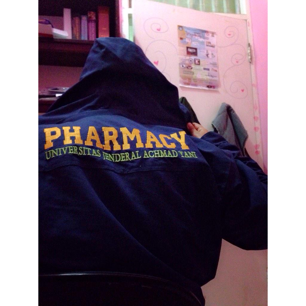 karinapuspitaaa's tweet photo. seneng,bangga,bahagia ,rasanya nano nano, tp ini gaakan pernah dilupain selamanya @PekaFarmasi14 @farmasiunjani14 😘💛💜 http://t.co/pJng2EmPZY