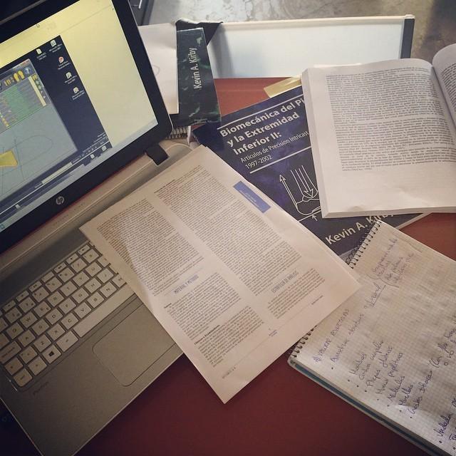 PodologoMalaga's tweet photo. Aprovechando la mañana de Domingo para estudiar de cara a la ponencia sobre #podologiadeportiva #podorun que tene... http://t.co/1e5SoW830n