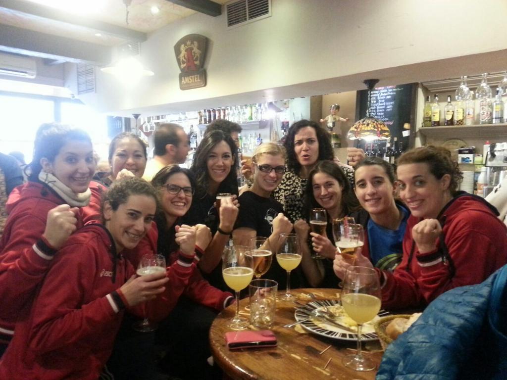 cvhervascuenca's tweet photo. Importante victoria de las chicas!!Todo esfuerzo merece una buena recompensa! A seguir asi!!!!!:) :) http://t.co/hyiUlo9FEE