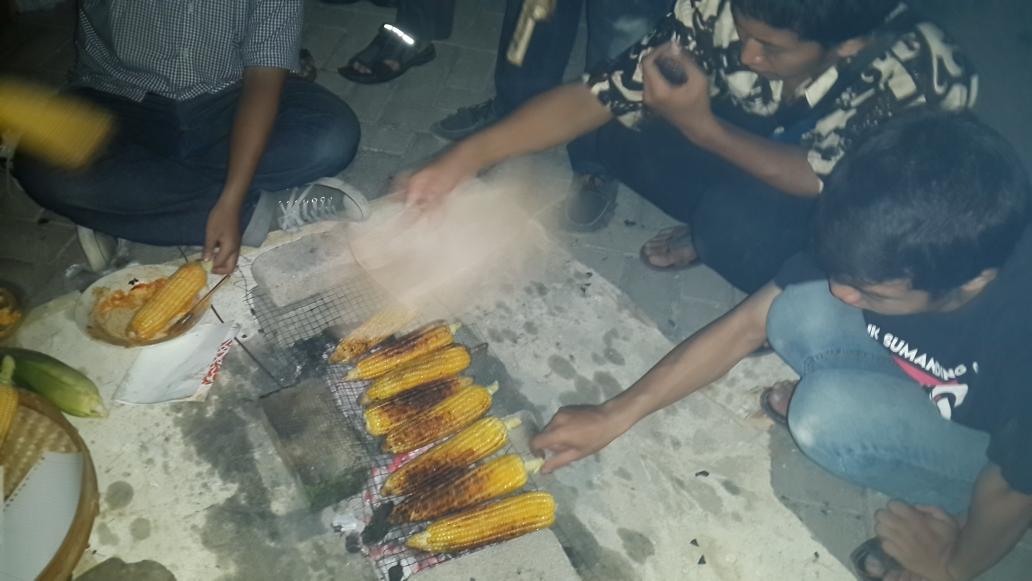 TC_telulas's tweet photo. Maupun TC mati lampu, tetep semangat kipas-kipasnya http://t.co/L2nOyhA2xM