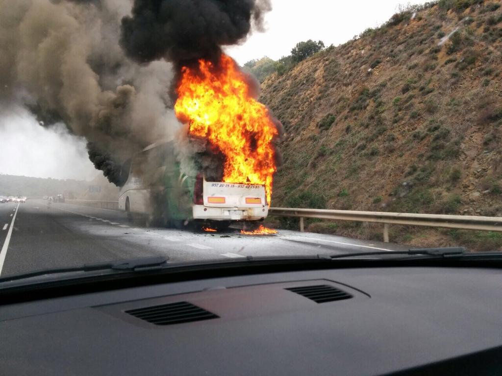 Incendio de autobús en la carretera de Córdoba.Sin heridos.Estamos confirmando si es autobús con destino a Pozoblanco