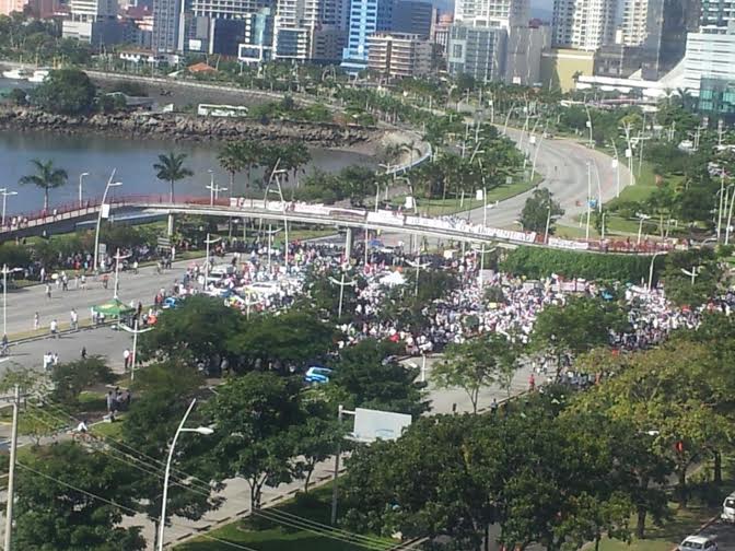 prensacom's tweet photo. Exmagistrado Márquez enumera diferentes hechos de corrupción que afectan a los panameños a los asistentes a la marcha http://t.co/aXsY1RhnH0
