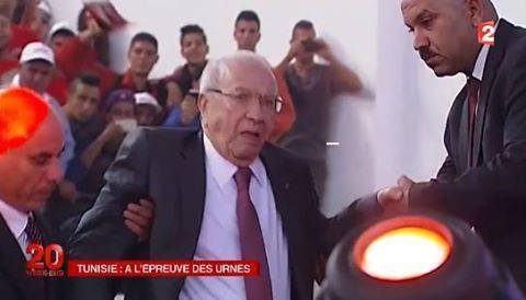 sa3doun27's tweet photo. صورة من قناة FRANCE 2 ...فضحونا قدّام العالم ...شيء يعمل العار العالم يضحك علينا #TnPrez  #Tnelec http://t.co/esdA0hQsDT