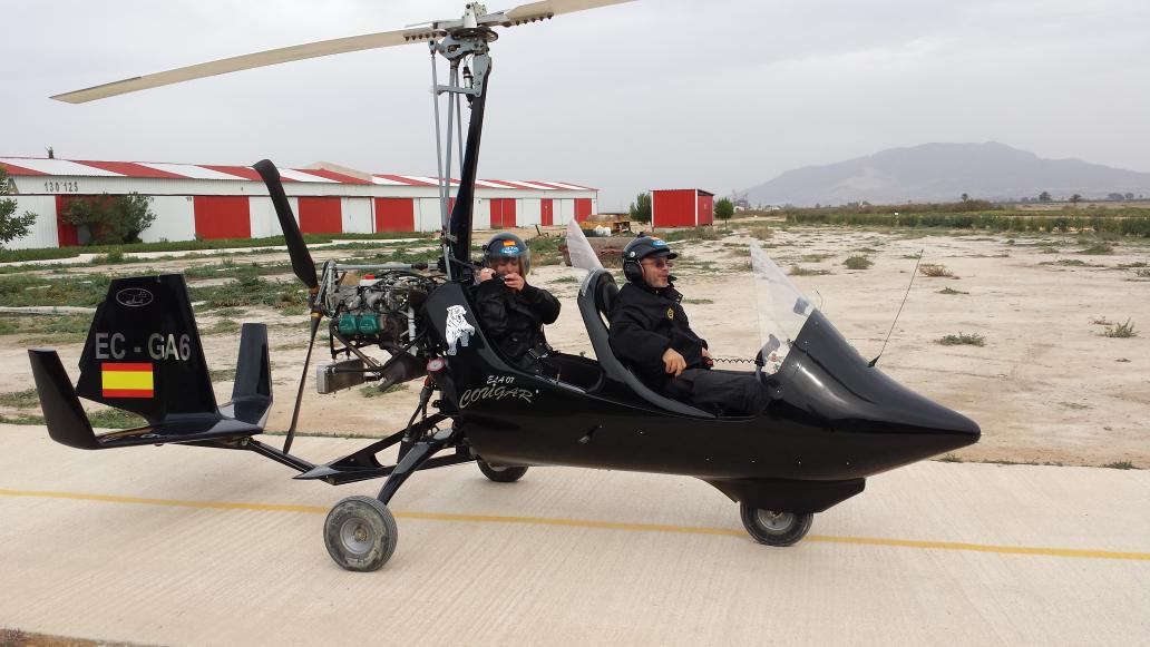 CENTROFISIOS's tweet photo. Hoy nuestra secretaria ha cumplido 1sueño gracias a la escuela de vuelo,hora d loopings y vuelo en picado!! #equipazo http://t.co/xWoENU12jK