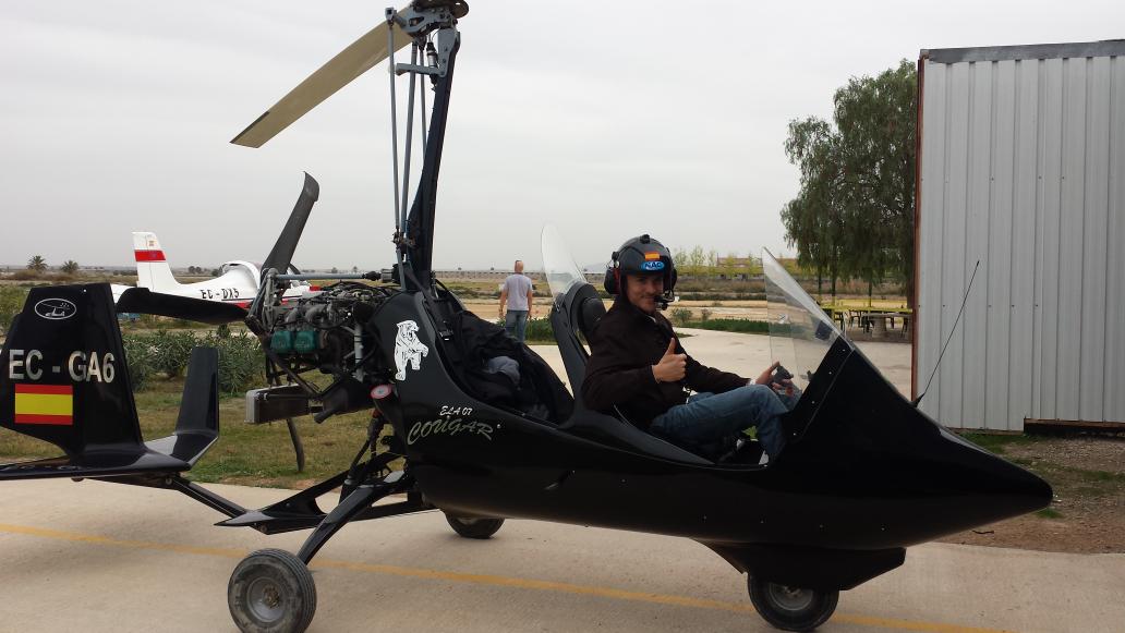 CENTROFISIOS's tweet photo. Hoy nuestra secretaria ha cumplido 1sueño gracias a la escuela de vuelo,hora d loopings y vuelo en picado!! #equipazo http://t.co/xWoENU12jK