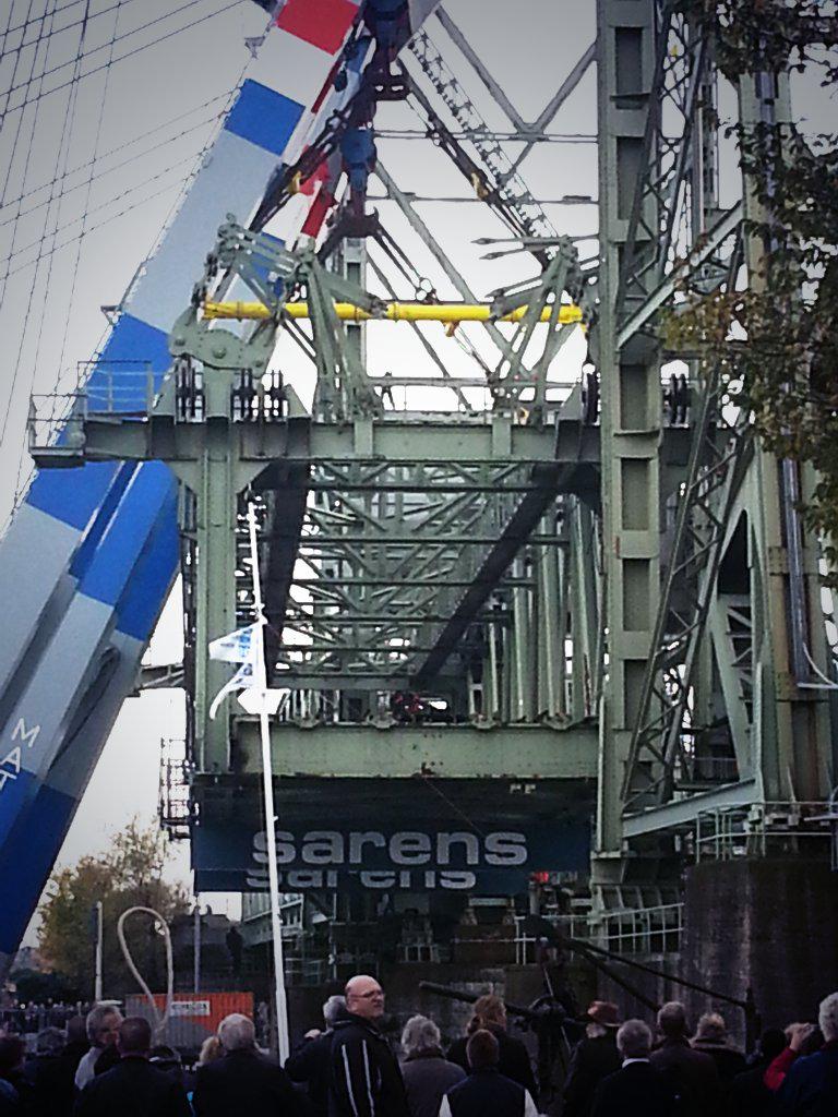 WA_HIA2's tweet photo. Hij komt langzaam los #dehef #matador #hetval #nlrtm #los http://t.co/RgL9v2V3mR