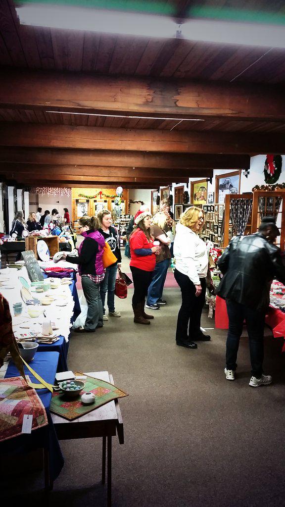DavesFleaMarket's tweet photo. The Craft Fair is now open from now till 2 pm.  Get your holiday shopping done early. #GetCrafty http://t.co/5FJRZc1Jet