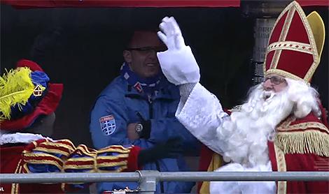 De #PECSint wenst de mannen van #PECZwolle veel succes #zwotwe #blauwvinger #Zwolle De tweede helft is begonnen (1-1)