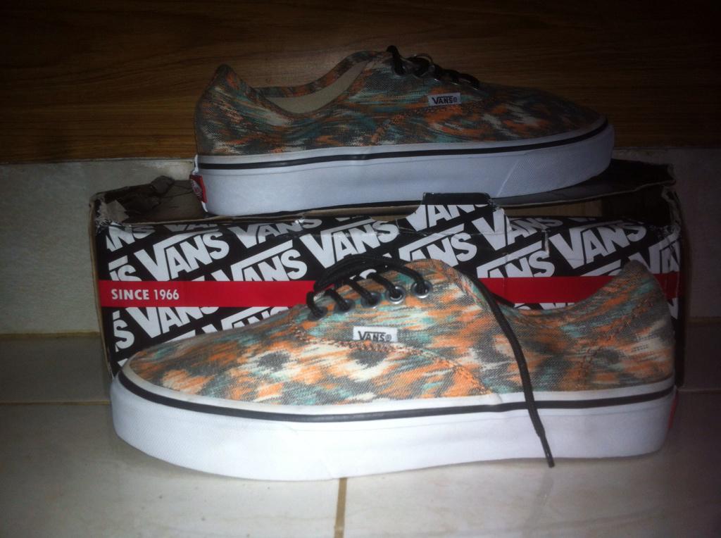 Dijual!! Vans authentic barang blum pernah dipakai !! Size 8 
Pin : 7D29CFC1 thx