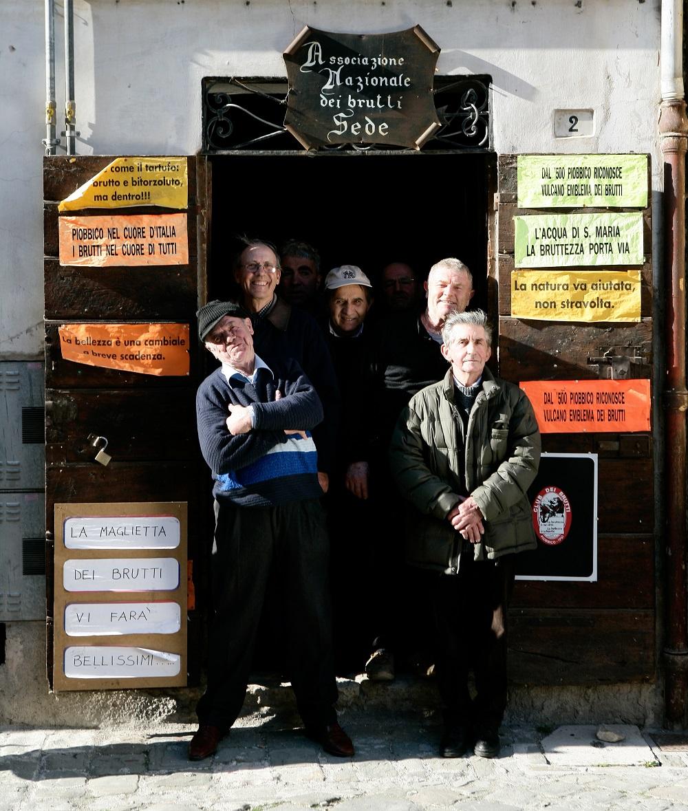 STSlow's tweet photo. Brutti del mondo unitevi! A #Piobbico la sede mondiale del Club dei Brutti! Tra gli iscritti anche @Gerry_Scotti http://t.co/TuSoDbSXhI