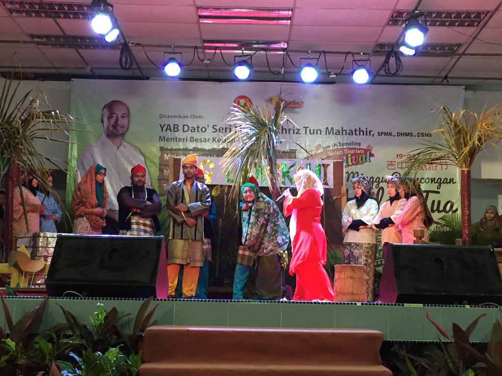 MukhrizMahathir's tweet photo. Sampai2 #semeling hujan lebat. Pelajar2 UiTM Merbuk lakonkan cerita Sumpah Mahsuri dlm bhs Mandarin. Hebat!#kedahtua http://t.co/H3qbkEVeRx