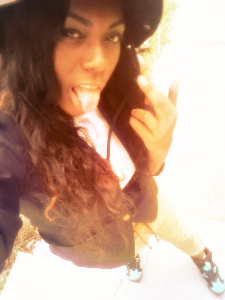 steadywildin's tweet photo. counting paper til my fingers bleeding,u nigga ain't even eating,ur pocket looking real bulimic #LostFlick http://t.co/YtKLo9iCnn