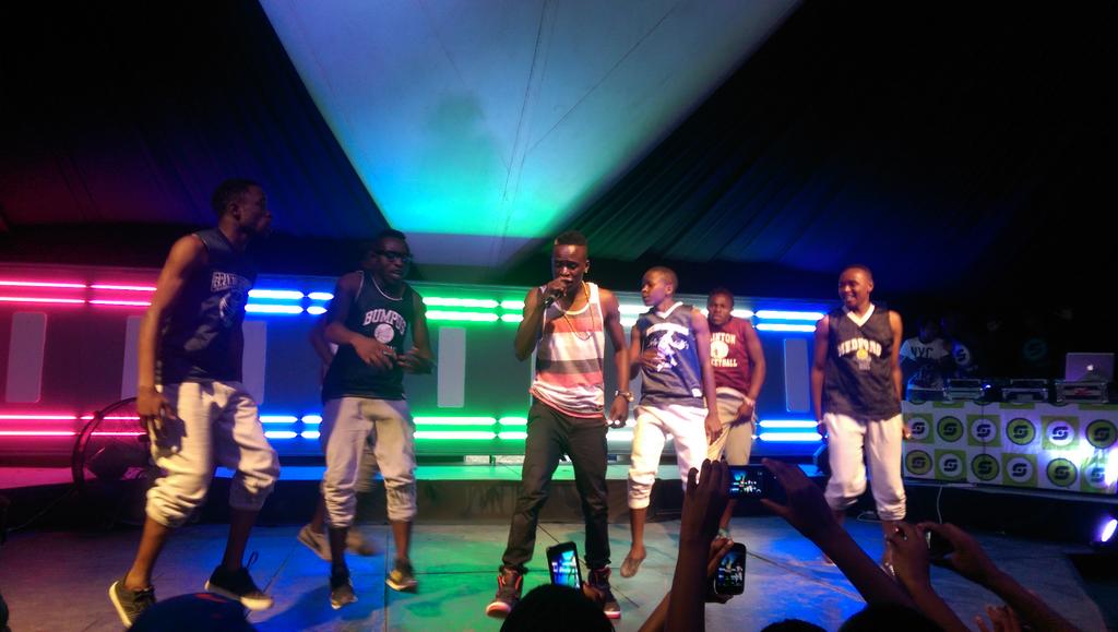 xtiandela's tweet photo. #SystemzOut Systemz on stage @willypaulbongo http://t.co/ZaFFOqD2Fv