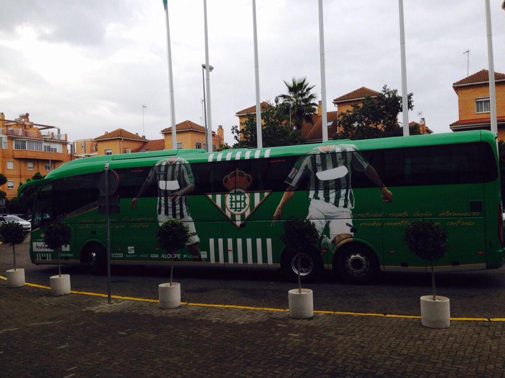 SilkenAlAndalus's tweet photo. Ya está el bus oficial del @RBetisOficial en la puerta de nuestro #hotel #TDSActualidad http://t.co/8RV0RdY2lU