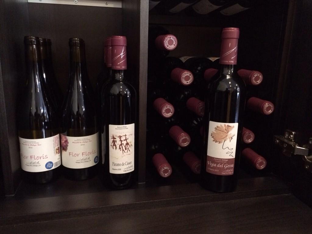 TabernaRibete's tweet photo. Ya estamos empezando a llenar nuestra vinoteca de #vinosdeMálaga. Os dejamos el espacio de @VegadelGeva. Mañana más! http://t.co/9gb5WpEK0E
