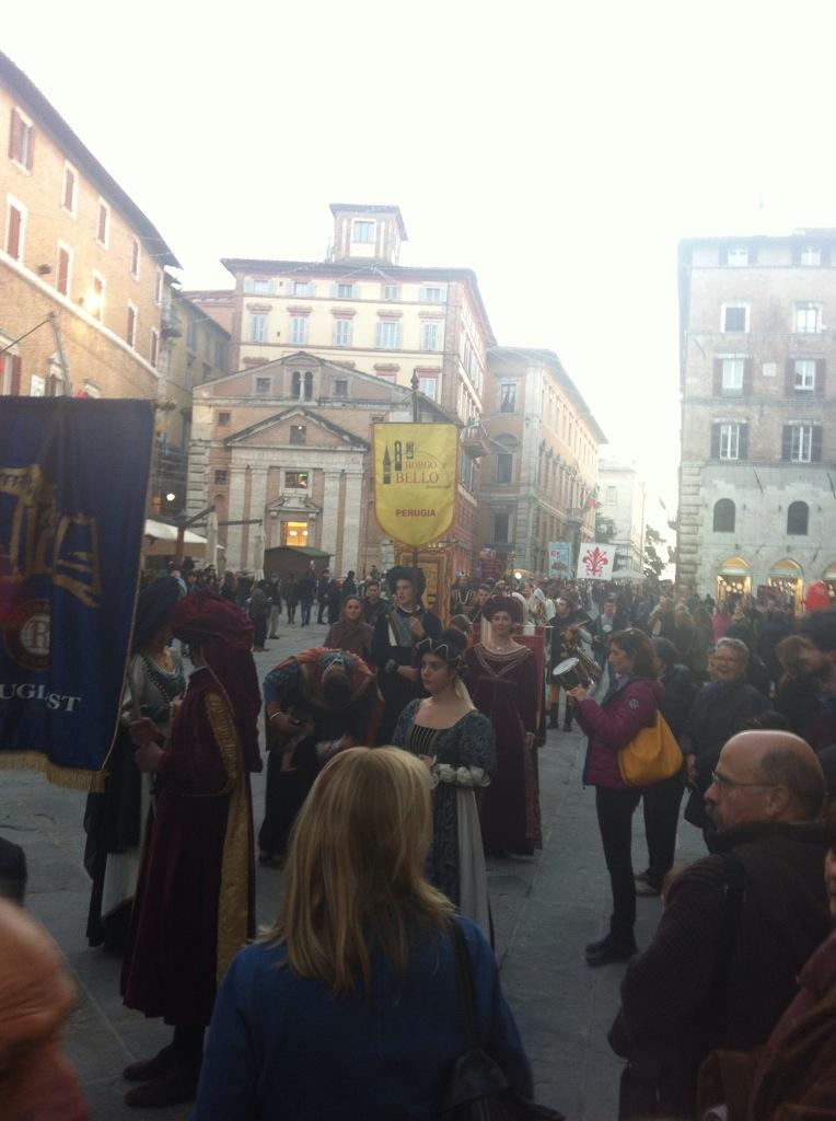 RACPerugiaEst's tweet photo. Presa del #corsovannucci #braccio arriva al #processostorico @CronacheMc @RACPerugiaEst @CorriereUmbria http://t.co/h2jjF8oTEx