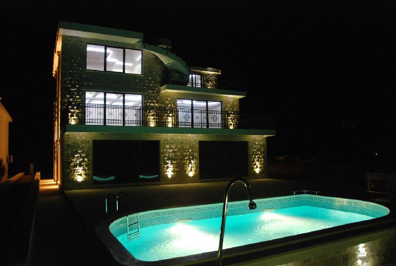 Chernogoriadom's tweet image. #вилланаберегуморя, #домнаберегуморя, #недвижимостьуморя, #жильевчерногории, 8-965-061-0832, chernogoriadom.ru