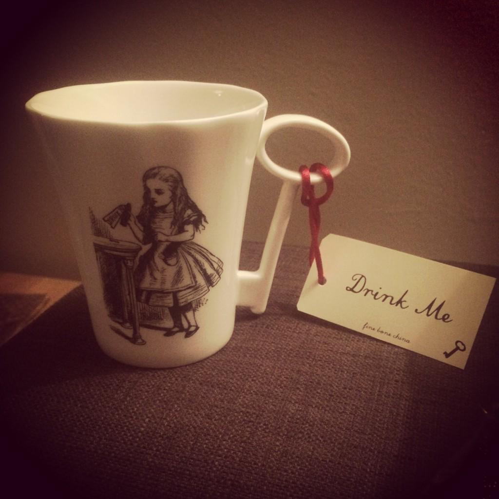 ReevesMelody's tweet photo. New alice cup! 😍 http://t.co/eDpVKV8aRQ