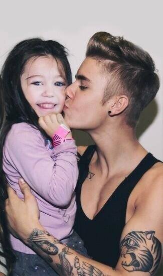 imlovinubieber's tweet photo. Bugüne özel 😄☺😍💓💜❤ #HappyBirthdayMiley  #MTVStars Justin Bieber http://t.co/O5vM81tUBZ