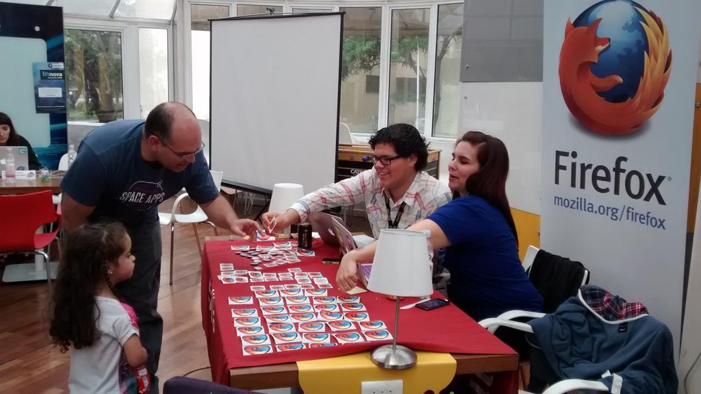 MozChile's tweet image. Visita nuestro stand y llevate una hermosa chapita de #Firefox de regalo, estamos en el #AbreCL14 😊