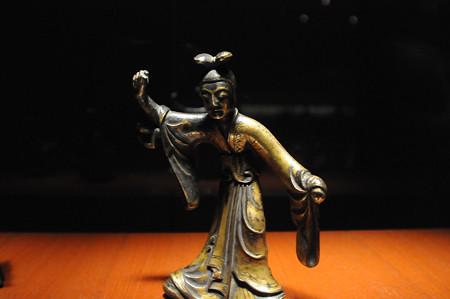 仏像紹介bot 東京国立博物館 摩耶夫人及び天人像 ルンビニ苑にてゴータマ シッダッタの生母 摩耶夫人が無憂樹の花枝をた折ろうとすると 釈迦が腋下から誕生したという仏伝中の一場面を造形化したもの 当像は橘寺や法隆寺を転々とし トーハクに寄贈され 仏像紹介bot 東京国立博物館 摩耶夫人及び天人像 ルンビニ苑にてゴータマ シッダッタの生母 摩耶夫人が無憂樹の花枝をた折ろうとすると 釈迦が腋下から誕生したという仏伝中の一場面を造形化したもの 当像は橘寺や法隆寺を転々とし トーハクに寄贈され