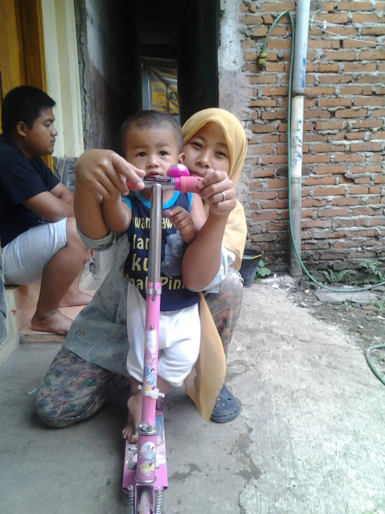 rafqan's tweet photo. Belajar skuter...hehehe http://t.co/Sapg9Thd8h
