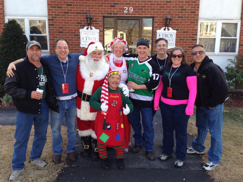 HighlandRovers's tweet image. Pre-parade Santa sighting! @991PLRFM @959thefox @ChazandAJ #UBSParadeSpectacular