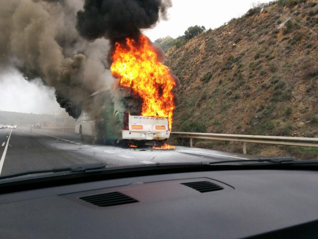 COPEPozoblanco's tweet photo. El autobús de Linesur Córdoba - Pozoblanco ha quedado calcinado por incendio hoy 13.30h. Conductor y pasajeros ilesos http://t.co/utoSHFfaZJ