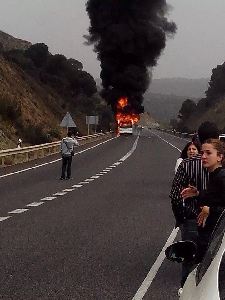 COPEPozoblanco's tweet photo. El autobús de Linesur Córdoba - Pozoblanco ha quedado calcinado por incendio hoy 13.30h. Conductor y pasajeros ilesos http://t.co/utoSHFfaZJ