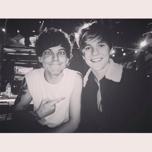mazerunnermila's tweet photo. fts q fodem cm o forninho @OTYOfficial @SimonCowell #SimonSignOnlyTheYoung http://t.co/nqb19YF6Pj
