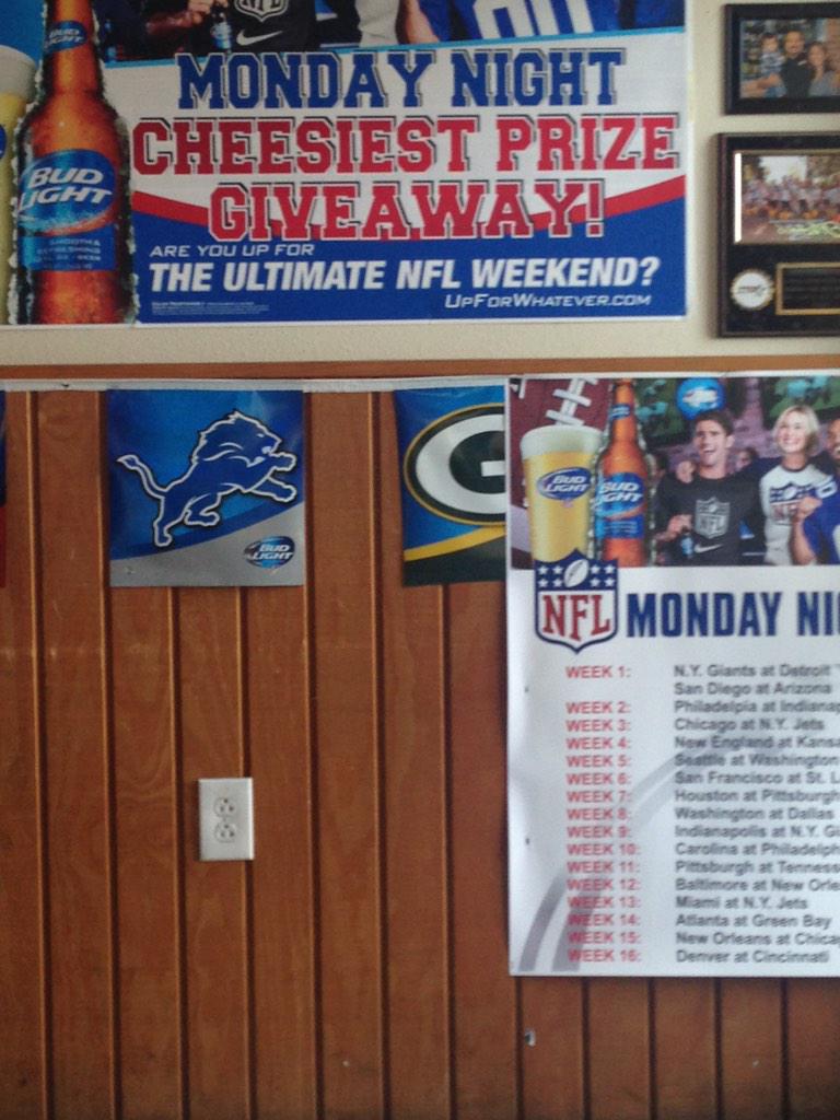 N0tAARONRODGERS's tweet photo. This sports bar is clearly owned by a Bears fan http://t.co/zUj4AakxHM
